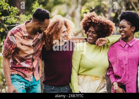 Glückliche multirassische Freunde, die Spaß im Park haben Stockfoto