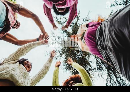 Glückliche multirassische Freunde feiern gemeinsam im Park Stockfoto