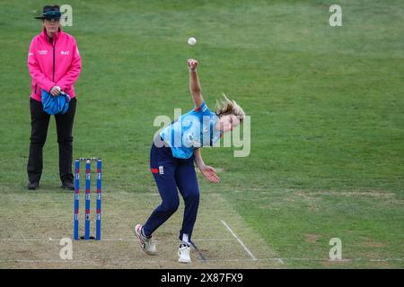 Lauren Bell aus England liefert den Ball beim 1. Metro Bank ODI Match England vs Pakistan im Incora County Ground, Derby, Großbritannien, 23. Mai 2024 (Foto: Gareth Evans/News Images) Stockfoto