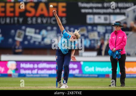 Lauren Bell aus England liefert den Ball beim 1. Metro Bank ODI Match England vs Pakistan im Incora County Ground, Derby, Großbritannien, 23. Mai 2024 (Foto: Gareth Evans/News Images) Stockfoto