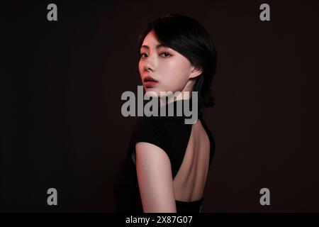 Schöne Frau im schwarzen Kleid Stockfoto
