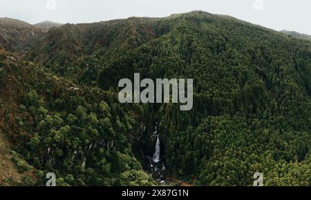 Cascata das Lombadas Wasserfall mit majestätischen grünen Bergen in San Miguel, Portugal Stockfoto