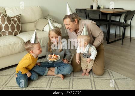 Alles gute für die Familie, die zu Hause Geburtstag feiert Stockfoto