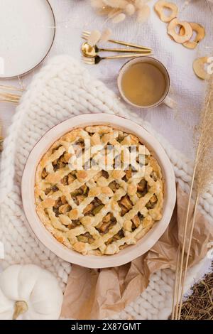 Frisch gebackener Apfelkuchen mit Kräutertee und Deko Stockfoto