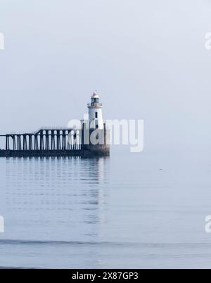 Leuchtturm in Blyth, Northumberland, Großbritannien im Nebel mit Copyspace. Stockfoto