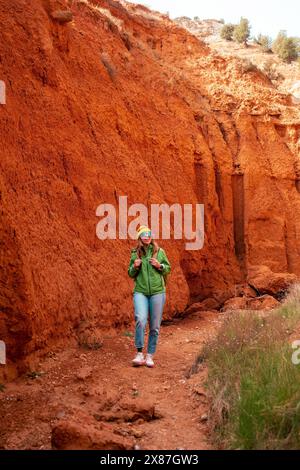 Reife Frau, die durch den roten Canyon wandert Stockfoto