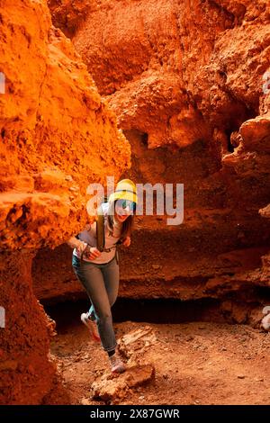 Glückliche reife Frau, die durch den roten Canyon wandert Stockfoto