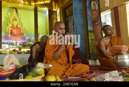 Guwahati, Guwahati, Indien. Mai 2024. Ein Mönch singt Mantren während der Feier von Buddha Purnima im Buddha mandir in Guwahati Indien am 23. Mai 2024 (Foto: © Dasarath Deka/ZUMA Press Wire) NUR REDAKTIONELLE VERWENDUNG! Nicht für kommerzielle ZWECKE! Stockfoto