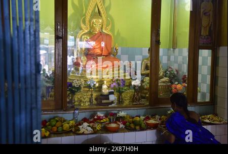 Guwahati, Guwahati, Indien. Mai 2024. Ein geweihter Gebete während der Feier von Buddha Purnima im Buddha mandir in Guwahati Indien am 23. Mai 2024 (Bild: © Dasarath Deka/ZUMA Press Wire) NUR REDAKTIONELLE VERWENDUNG! Nicht für kommerzielle ZWECKE! Stockfoto