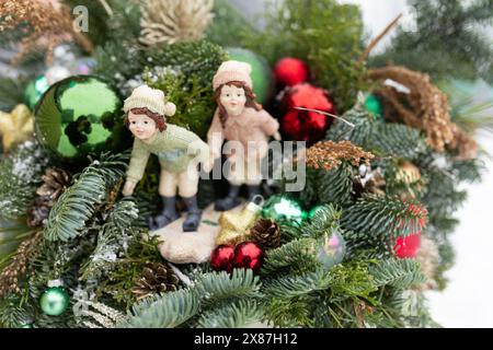 Zwei Figuren sitzen auf dem Weihnachtsbaum Stockfoto