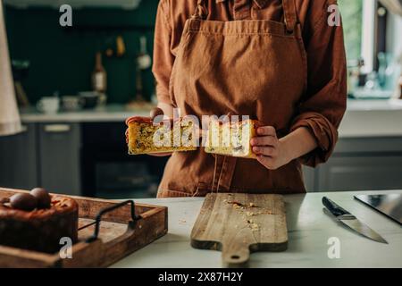 Frau, die frische Osterkuchen in der Küche hält Stockfoto