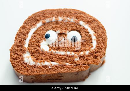 Schokoladenschwammrolle mit Vanillegeschmack, Füllung mit süßen Augen, Schokoladenbrötchen Stockfoto