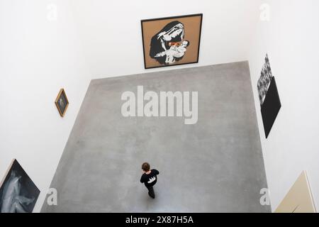 Newport Street Gallery, London, Großbritannien. Mai 2024. DOMINION, eine von Connor Hirst kuratierte Ausstellung, die vom 24. Mai bis zum 1. September 2024 stattfindet und die Sammlung von Damien Hirst umfasst, darunter Werke von Francis Bacon, Jeff Koons, Sarah Lucas, Andy Warhol und viele mehr. Bild: Ansicht der Galerie 2. Quelle: Malcolm Park/Alamy Live News Stockfoto