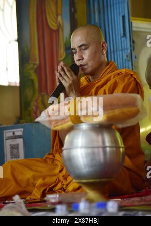 Guwahati, Guwahati, Indien. Mai 2024. Ein Mönch singt Mantren während der Feier von Buddha Purnima im Buddha mandir in Guwahati Indien am 23. Mai 2024 (Foto: © Dasarath Deka/ZUMA Press Wire) NUR REDAKTIONELLE VERWENDUNG! Nicht für kommerzielle ZWECKE! Stockfoto