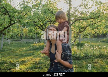 Mutter und Tochter verbringen Freizeit im Garten Stockfoto