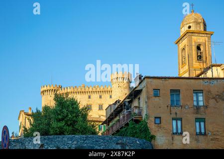 Schloss Orsini-Odescalchi mit Kirche Santo Stefano in einer kleinen Stadt unter blauem Himmel in Bracciano, Rom, Latium, Italien Stockfoto