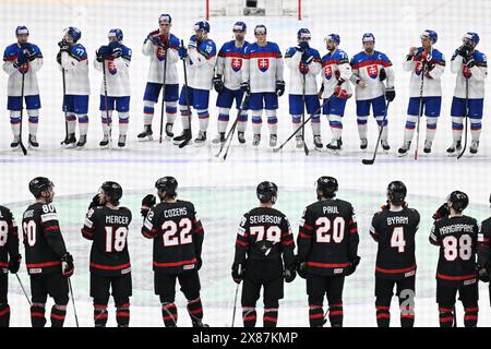 Prag, Tschechische Republik. Mai 2024. Das Viertelfinalspiel der IIHF-Weltmeisterschaft 2024 in Prag, Tschechische Republik, am 23. Mai 2024. Die Spieler der Slowakei (rückwärts) und die kanadische Mannschaft, die nach dem Spiel gewonnen hat, haben sich nach dem Spiel geflüchtet. Quelle: Michal Kamaryt/CTK Photo/Alamy Live News Stockfoto