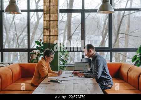 Geschäftsmann diskutiert mit einem Kollegen im Büro über das Projekt Stockfoto