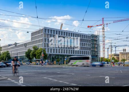 Deutschland, Bayern, München, Verkehr vor dem modernen Bürogebäude Stockfoto