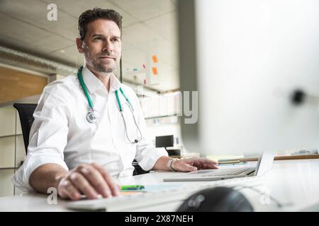 Sicherer Arzt am Arbeitsplatz im Büro Stockfoto