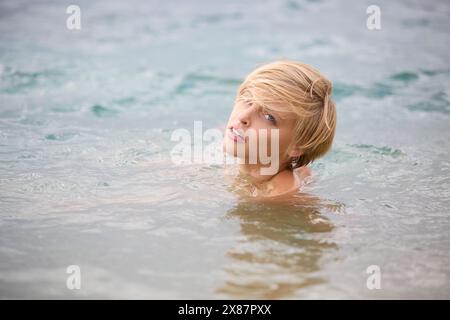 Schöne junge blonde Frau, die im See genießt Stockfoto