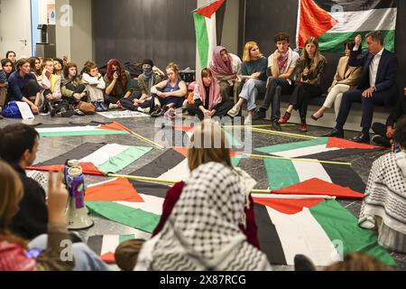 Gent, Belgien. Mai 2024. Premierminister Alexander de Croo wurde während einer Protestaktion im GUM Gents Universiteitsmuseum von GentStudents4Palestine und EndFossilGent anlässlich eines Besuchs des Premierministers am Donnerstag, den 23. Mai 2024, im Bild dargestellt. BELGA FOTO DAVID PINTENS Credit: Belga News Agency/Alamy Live News Stockfoto