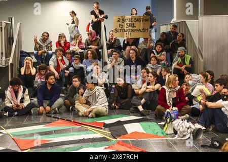 Gent, Belgien. Mai 2024. Eine Protestaktion der Gruppen GentStudents4Palestine und EndFossilGent im GUM Gents Universiteitsmuseum in Gent anlässlich eines Besuchs des Premierministers am Donnerstag, den 23. Mai 2024. BELGA FOTO DAVID PINTENS Credit: Belga News Agency/Alamy Live News Stockfoto