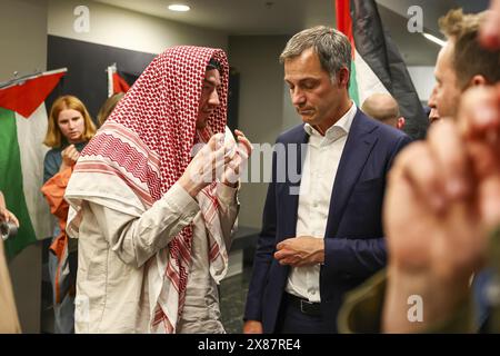 Gent, Belgien. Mai 2024. Premierminister Alexander de Croo wurde während einer Protestaktion im GUM Gents Universiteitsmuseum von GentStudents4Palestine und EndFossilGent anlässlich eines Besuchs des Premierministers am Donnerstag, den 23. Mai 2024, im Bild dargestellt. BELGA FOTO DAVID PINTENS Credit: Belga News Agency/Alamy Live News Stockfoto