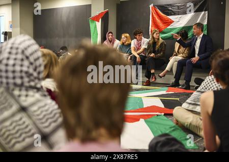 Gent, Belgien. Mai 2024. Premierminister Alexander de Croo wurde während einer Protestaktion im GUM Gents Universiteitsmuseum von GentStudents4Palestine und EndFossilGent anlässlich eines Besuchs des Premierministers am Donnerstag, den 23. Mai 2024, im Bild dargestellt. BELGA FOTO DAVID PINTENS Credit: Belga News Agency/Alamy Live News Stockfoto
