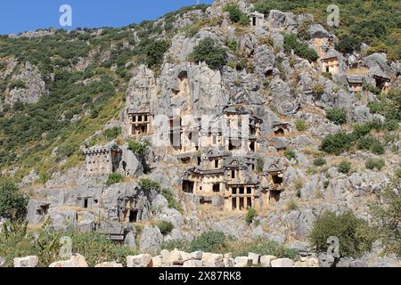 Antike lykische Felsgräber von Truthahngräbern in den Steinen. Historischer, antiker Ort in Demre (Myra) Stockfoto