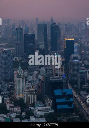 Ein Bild der Gebäude des Bezirks Khlong Toei in Bangkok bei Sonnenuntergang. Stockfoto