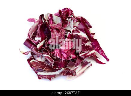 Haufen von frisch geschnittenen roten Zichorien, isoliert auf weißem Hintergrund. Radicchio gehackter Salat Stockfoto