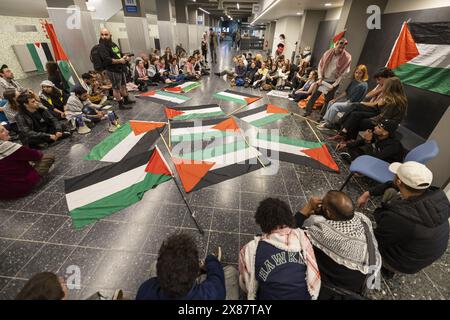 Gent, Belgien. Mai 2024. Eine Protestaktion der Gruppen GentStudents4Palestine und EndFossilGent im GUM Gents Universiteitsmuseum in Gent anlässlich eines Besuchs des Premierministers am Donnerstag, den 23. Mai 2024. BELGA FOTO DAVID PINTENS Credit: Belga News Agency/Alamy Live News Stockfoto
