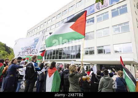 Gent, Belgien. Mai 2024. Eine Protestaktion der Gruppen GentStudents4Palestine und EndFossilGent im GUM Gents Universiteitsmuseum in Gent anlässlich eines Besuchs des Premierministers am Donnerstag, den 23. Mai 2024. BELGA FOTO DAVID PINTENS Credit: Belga News Agency/Alamy Live News Stockfoto