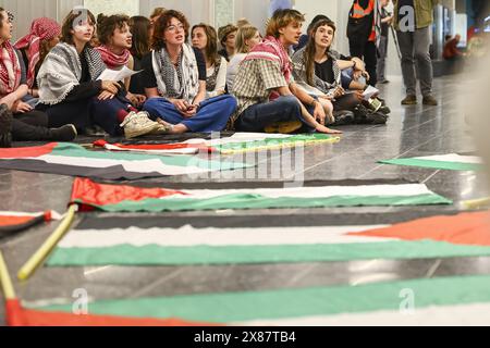 Gent, Belgien. Mai 2024. Eine Protestaktion der Gruppen GentStudents4Palestine und EndFossilGent im GUM Gents Universiteitsmuseum in Gent anlässlich eines Besuchs des Premierministers am Donnerstag, den 23. Mai 2024. BELGA FOTO DAVID PINTENS Credit: Belga News Agency/Alamy Live News Stockfoto