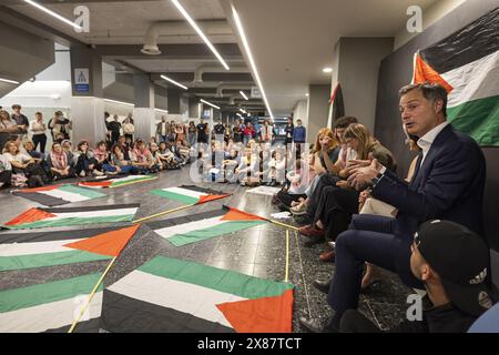 Gent, Belgien. Mai 2024. Premierminister Alexander de Croo wurde während einer Protestaktion im GUM Gents Universiteitsmuseum von GentStudents4Palestine und EndFossilGent anlässlich eines Besuchs des Premierministers am Donnerstag, den 23. Mai 2024, im Bild dargestellt. BELGA FOTO DAVID PINTENS Credit: Belga News Agency/Alamy Live News Stockfoto