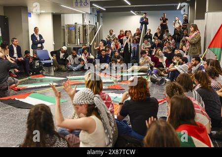 Gent, Belgien. Mai 2024. Premierminister Alexander de Croo wurde während einer Protestaktion im GUM Gents Universiteitsmuseum von GentStudents4Palestine und EndFossilGent anlässlich eines Besuchs des Premierministers am Donnerstag, den 23. Mai 2024, im Bild dargestellt. BELGA FOTO DAVID PINTENS Credit: Belga News Agency/Alamy Live News Stockfoto