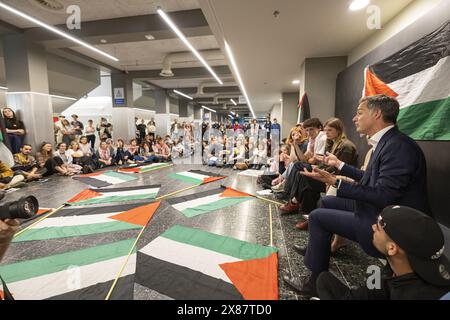Gent, Belgien. Mai 2024. Premierminister Alexander de Croo wurde während einer Protestaktion im GUM Gents Universiteitsmuseum von GentStudents4Palestine und EndFossilGent anlässlich eines Besuchs des Premierministers am Donnerstag, den 23. Mai 2024, im Bild dargestellt. BELGA FOTO DAVID PINTENS Credit: Belga News Agency/Alamy Live News Stockfoto