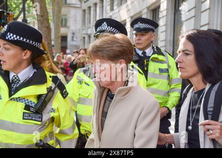 London, Großbritannien. Mai 2024. Paula Vennells, ehemaliger Post Office CEO, verlässt Aldwych House am zweiten Tag mit einer Polizeieskorte, während die IT-Untersuchung von Post Office Horizon fortgesetzt wird. Mehr als 900 Sub-Postmaster in Großbritannien wurden fälschlicherweise wegen Diebstahls und Betrugs wegen der fehlerhaften Horizon-Software, die von Fujitsu entwickelt wurde, verfolgt. Quelle: SOPA Images Limited/Alamy Live News Stockfoto