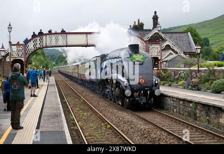 Dampflokomotive Sir Nigel Gresley, mit dem Settle and Carlisle Fellsman Special, 23. Mai 2024. Gesehen hier in der Siedlungsstation, beobachtet von Bewunderern. Quelle: John Bentley/Alamy Live News Stockfoto