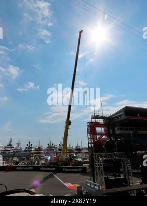 Monte Carlo, Monaco. Mai 2024. 23.05.2024, Circuit de Monaco, Monte Carlo, Formel 1 Grand Prix Monaco 2024, im Bild ein Bergungskran in der Schwimmbadschikane. Quelle: dpa/Alamy Live News Stockfoto