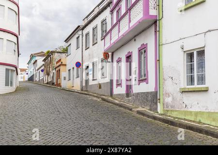 Praia da Vitoria, Terceira, Azoren, Portugal. Eine steile Kopfsteinpflasterstraße auf Terceira Island. Stockfoto