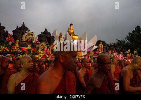 Magelang, Zentral-Java, Indonesien. Mai 2024. Buddhistische Mönche nehmen an den Feierlichkeiten zum Vesak-Tag im Borobudur-Tempel Teil. Vesak wird während des Vollmondes im Mai oder Juni mit der Zeremonie beobachtet, die sich um drei buddhistische Tempel dreht. Pilger wandern von Mendut nach Pawon und enden in Borobudur. Der heilige Tag feiert die Geburt, die Erleuchtung des Nirvana und das Vergehen von Gautama Buddhas, dem Gründer des Buddhismus. (Kreditbild: © Angga Budhiyanto/ZUMA Press Wire) NUR REDAKTIONELLE VERWENDUNG! Nicht für kommerzielle ZWECKE! Stockfoto