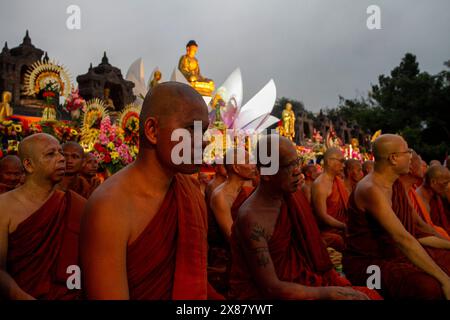 Magelang, Zentral-Java, Indonesien. Mai 2024. Buddhistische Mönche nehmen an den Feierlichkeiten zum Vesak-Tag im Borobudur-Tempel Teil. Vesak wird während des Vollmondes im Mai oder Juni mit der Zeremonie beobachtet, die sich um drei buddhistische Tempel dreht. Pilger wandern von Mendut nach Pawon und enden in Borobudur. Der heilige Tag feiert die Geburt, die Erleuchtung des Nirvana und das Vergehen von Gautama Buddhas, dem Gründer des Buddhismus. (Kreditbild: © Angga Budhiyanto/ZUMA Press Wire) NUR REDAKTIONELLE VERWENDUNG! Nicht für kommerzielle ZWECKE! Stockfoto