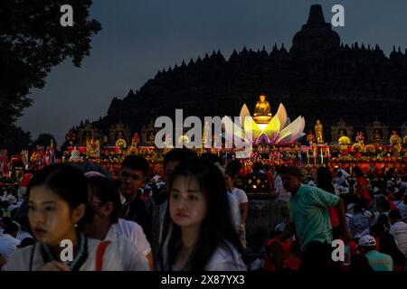 Magelang, Zentral-Java, Indonesien. Mai 2024. Buddhistische Mönche und Gläubige nehmen an den Feierlichkeiten zum Vesak-Tag im Borobudur-Tempel Teil. Vesak wird während des Vollmondes im Mai oder Juni mit der Zeremonie beobachtet, die sich um drei buddhistische Tempel dreht. Pilger wandern von Mendut nach Pawon und enden in Borobudur. Der heilige Tag feiert die Geburt, die Erleuchtung des Nirvana und das Vergehen von Gautama Buddhas, dem Gründer des Buddhismus. (Kreditbild: © Angga Budhiyanto/ZUMA Press Wire) NUR REDAKTIONELLE VERWENDUNG! Nicht für kommerzielle ZWECKE! Stockfoto