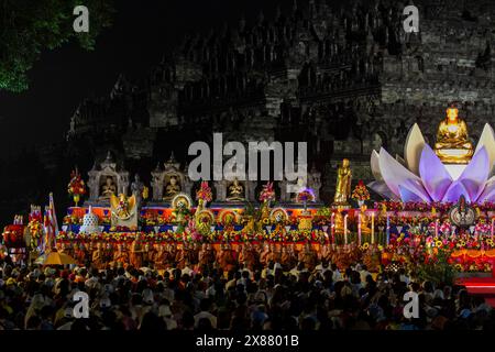 Magelang, Zentral-Java, Indonesien. Mai 2024. Buddhistische Mönche und Gläubige nehmen an den Feierlichkeiten zum Vesak-Tag im Borobudur-Tempel Teil. Vesak wird während des Vollmondes im Mai oder Juni mit der Zeremonie beobachtet, die sich um drei buddhistische Tempel dreht. Pilger wandern von Mendut nach Pawon und enden in Borobudur. Der heilige Tag feiert die Geburt, die Erleuchtung des Nirvana und das Vergehen von Gautama Buddhas, dem Gründer des Buddhismus. (Kreditbild: © Angga Budhiyanto/ZUMA Press Wire) NUR REDAKTIONELLE VERWENDUNG! Nicht für kommerzielle ZWECKE! Stockfoto