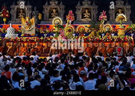Magelang, Zentral-Java, Indonesien. Mai 2024. Buddhistische Mönche und Gläubige nehmen an den Feierlichkeiten zum Vesak-Tag im Borobudur-Tempel Teil. Vesak wird während des Vollmondes im Mai oder Juni mit der Zeremonie beobachtet, die sich um drei buddhistische Tempel dreht. Pilger wandern von Mendut nach Pawon und enden in Borobudur. Der heilige Tag feiert die Geburt, die Erleuchtung des Nirvana und das Vergehen von Gautama Buddhas, dem Gründer des Buddhismus. (Kreditbild: © Angga Budhiyanto/ZUMA Press Wire) NUR REDAKTIONELLE VERWENDUNG! Nicht für kommerzielle ZWECKE! Stockfoto