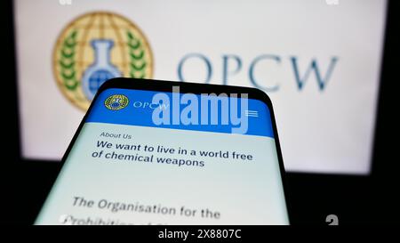 Mobiltelefon mit Website der Organisation für das Verbot chemischer Waffen (OVCW) vor dem Logo. Fokussieren Sie sich oben links auf der Telefonanzeige. Stockfoto