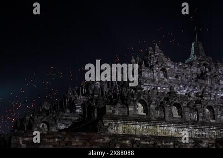 Magelang, Zentral-Java, Indonesien. Mai 2024. Laternen werden während der Feierlichkeiten zum Vesak-Tag im Borobudur-Tempel gesehen. Vesak wird während des Vollmondes im Mai oder Juni mit der Zeremonie beobachtet, die sich um drei buddhistische Tempel dreht. Pilger wandern von Mendut nach Pawon und enden in Borobudur. Der heilige Tag feiert die Geburt, die Erleuchtung des Nirvana und das Vergehen von Gautama Buddhas, dem Gründer des Buddhismus. (Kreditbild: © Angga Budhiyanto/ZUMA Press Wire) NUR REDAKTIONELLE VERWENDUNG! Nicht für kommerzielle ZWECKE! Stockfoto