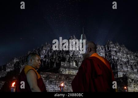 Magelang, Zentral-Java, Indonesien. Mai 2024. Buddhistische Mönche nehmen an den Feierlichkeiten zum Vesak-Tag im Borobudur-Tempel Teil. Vesak wird während des Vollmondes im Mai oder Juni mit der Zeremonie beobachtet, die sich um drei buddhistische Tempel dreht. Pilger wandern von Mendut nach Pawon und enden in Borobudur. Der heilige Tag feiert die Geburt, die Erleuchtung des Nirvana und das Vergehen von Gautama Buddhas, dem Gründer des Buddhismus. (Kreditbild: © Angga Budhiyanto/ZUMA Press Wire) NUR REDAKTIONELLE VERWENDUNG! Nicht für kommerzielle ZWECKE! Stockfoto